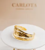 Pulsera dorada ajustable, fabricada en acero quirúrgico con baño de oro 18k y acabado martillado.