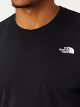 Remera gris de manga corta The North Face Wander, con logo estampado en el pecho.