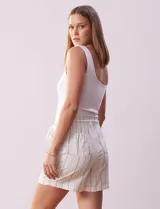 Short de lino estampado a rayas verticales grises, con pretina elastizada y cordón de ajuste.