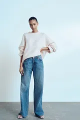 Pantalón de jean acampanado de tiro alto y corte recto hasta la rodilla.