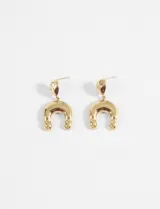 Par de aros colgantes dorados con diseño curvo.