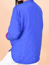 Campera negra con diseño acolchado y cierre con botones a presión.