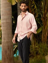 Camisa sport de hombre, color rosado, de manga larga con cuello button-down. Fabricada con tejido 55% algodón y 45% lino.