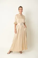 Maxi camisa italiana de satén de seda color marrón con bolsillos laterales y corte largo.