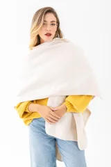 Ruana de color burdeos, diseño amplio y cómodo que se puede usar sobre diversas prendas.