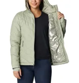 Campera puffer color salmón con capucha, cierre frontal y bolsillos laterales con cierre. Cuenta con tecnología termorreflectante Omni-Heat™ y puños con orificios para los pulgares.