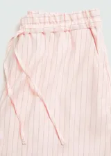Short de lino con rayas verticales, cintura elastizada y lazo ajustable.