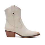 Bota texana color piel con caña media, puntera fina y taco bajo de madera. Presenta un diseño clásico con detalles de costuras y tirador lateral.