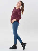 Sweater de punto color borgoña con cuello redondo y mangas largas.