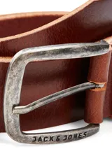 Cinturón de cuero marrón con hebilla metálica rectangular con el logo de la marca grabado.
