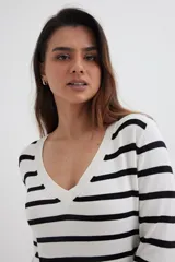 Sweater de punto negro con rayas horizontales blancas y escote en V.