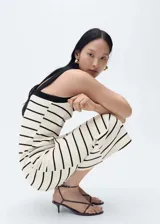 Vestido midi de algodón a rayas horizontales blancas y negras, con tirantes anchos y escote recto. Presenta una abertura lateral en el ruedo.