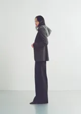 Pantalón de jean negro de corte wideleg, tiro alto, con cierre de cremallera y botón, cinco bolsillos y trabillas.