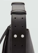 Bolso shopper rojo de poliuretano con asa corta, asa larga desmontable y cierre de imán interior.