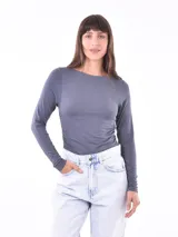 Remera de mangas largas color gris con frunce lateral.