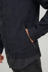 Chaqueta de cuero sintético color negro, con cierre frontal y bolsillos laterales, ideal para looks casuales.