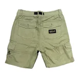 Bermuda cargo color verde oliva, con cinturón de cinta negro ajustable. Presenta un estampado de sol estilizado en el bolsillo lateral izquierdo y el logo "Critical Slide" en el bolsillo lateral derecho.