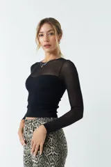 Top negro de mangas largas con combinación de rib y micro tul.