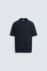 Polo azul marino de punto canalé con corte regular fit, cuello solapa, cierre frontal de botonadura y manga corta.