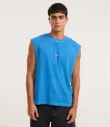 Musculosa sin mangas, corte boxy, color azul celeste con efecto desteñido. Presenta un pequeño logo bordado en el pecho.