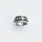 Anillo ancho en plata 925 con detalles en oro y circonias.