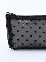 Neceser rectangular de malla negra con estampado de corazones y cierre superior con cremallera.