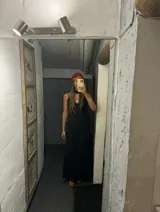 Vestido largo de algodón color gris, con breteles finos, escote en V y volado en el ruedo. Incluye chocker al tono.