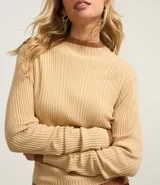Blusa marrón de punto con cuello alto y manga larga.