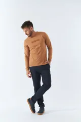 Remera color ocre de manga larga con cuello redondo y logo estampado en el pecho.