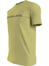 Remera color verde oliva de corte slim fit, cuello redondo y manga corta. Estampado frontal con el logo "Calvin Klein Jeans" en negro.