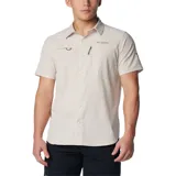 Camisa de manga corta color gris oscuro, con cierre de botones frontal, dos bolsillos en el pecho (uno con cierre de cremallera y otro con velcro), ventilación en la espalda y tecnología Omni-Shade™ Broad Spectrum UPF 50 y Omni-Wick™.