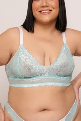 Bralette de puntilla elastizada color celeste, con forro interno, breteles regulables y ganchos en la espalda.