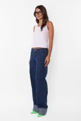 Pantalón de denim azul oscuro, de corte recto, con botamanga fija.
