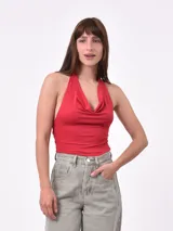 Body rojo con escote halter y espalda descubierta.