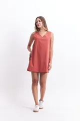 Vestido corto color ladrillo, de corte recto y escote en V.