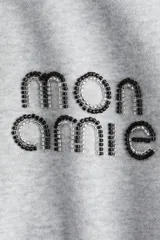 Remera polo gris de corte holgado en tejido felpa liviana con cuello y tapeta de botones. Modelo de manga larga con hombros caídos y ribete acanalado en puños y bajo.