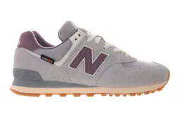 Championes New Balance modelo U574, color gris con detalles en blanco y logo "N" en color borgoña. Confeccionados en gamuza y malla, con tecnología Cordura y entresuela ENCAP.