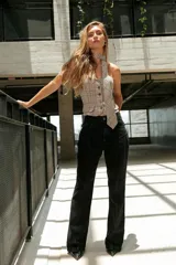 Pantalón de jean negro de corte recto con costuras verticales en el frente.