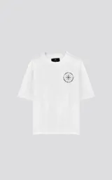 Remera blanca de algodón con estampa sublimada de una figura femenina sosteniendo un salvavidas con la frase "Chill Bitch Trust Karma" y el texto "The Wheel of Fortune". Corte oversize y cuello redondo.