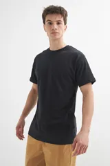 Remera manga corta de color gris oscuro con cuello redondo.