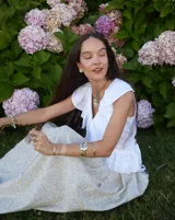 Aros tipo botón dorados con textura irregular que simula la superficie de un molusco.