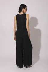 Chaleco marrón con escote en V y cierre frontal de botones.