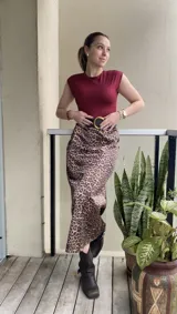Falda midi de satén con estampado animal print y cintura elástica.