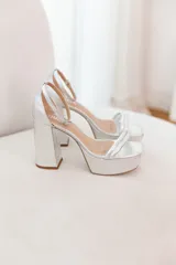 Sandalias de fiesta plateadas con plataforma y tacón cuadrado alto.