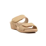 Sandalias Comfortflex color beige con dos tiras anchas con velcro y taco medio.