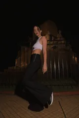 Pantalón de bengalina negra elastizada, corte oxford y tiro alto, con cierre metálico en el lateral.