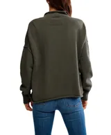 Buzo de tejido punto color beige claro, de calce oversized y cuello alto. Presenta mangas largas con puños anchos y dobladillos enrollados en ruedo y puños.