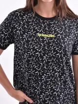 Remera negra con estampado de estrellas blancas y texto amarillo.
