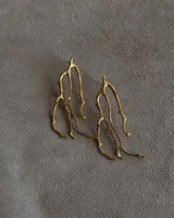 Aros plateados con forma de rama de árbol.