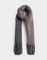Bufanda rectangular de tejido jacquard en dos tonos de gris, con flecos trenzados en los extremos.